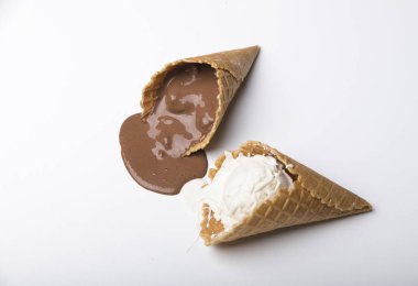 Dondurma kaşık toz çikolata, vanilya ve çilek ile koni içinde çeşitli