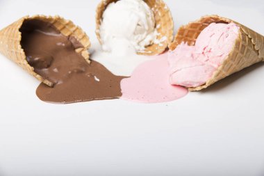 Dondurma kaşık toz çikolata, vanilya ve çilek ile koni içinde çeşitli