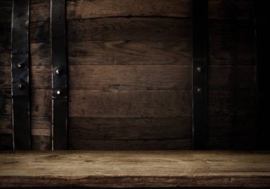 Mükemmel kırmızı şarap şişeleri, bardağı, varil ve tirbuşon bir rustik ahşap tablo: geleneksel şarap yapımı ve şarap tadımı kavramı