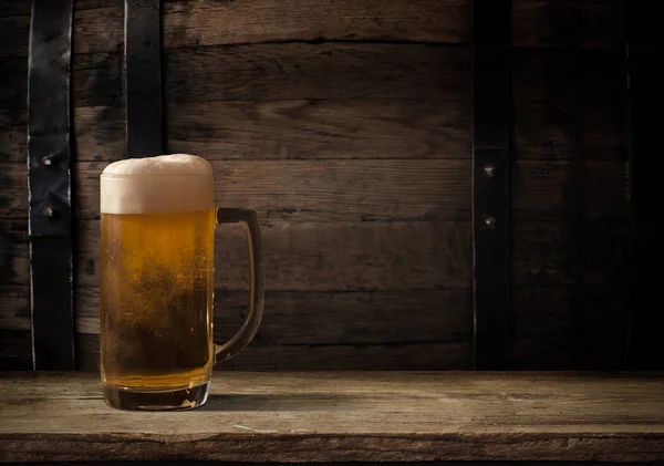 Oktoberfest barril de cerveja e copos de cerveja com trigo e lúpulo na mesa de madeira — Fotografia de Stock