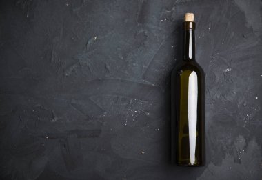 Kırmızı şarap kadehleri ve taş arka planda bir şişe. Kopyalama alanı olan üst görünüm