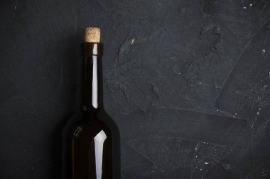 Kırmızı şarap kadehleri ve taş arka planda bir şişe. Kopyalama alanı olan üst görünüm