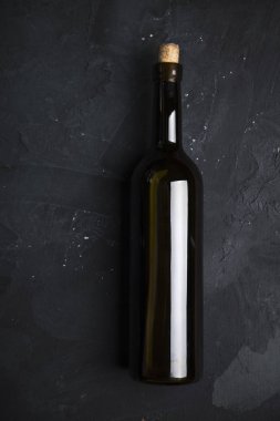 Kırmızı şarap kadehleri ve taş arka planda bir şişe. Kopyalama alanı olan üst görünüm