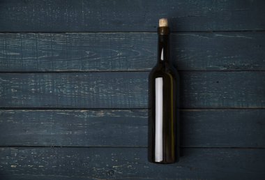 Kırmızı şarap kadehleri ve taş arka planda bir şişe. Kopyalama alanı olan üst görünüm