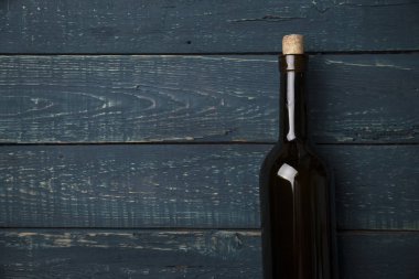 Kırmızı şarap kadehleri ve taş arka planda bir şişe. Kopyalama alanı olan üst görünüm