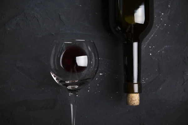 石の背景に赤ワイングラスとボトル。コピースペース付きのトップビュー — ストック写真
