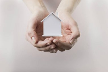 evde el beyaz zemin üzerine