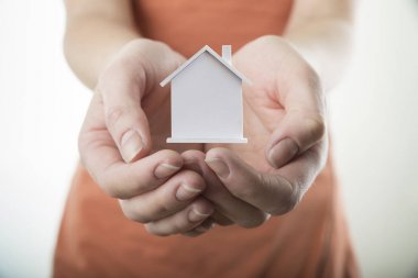 evde el beyaz zemin üzerine