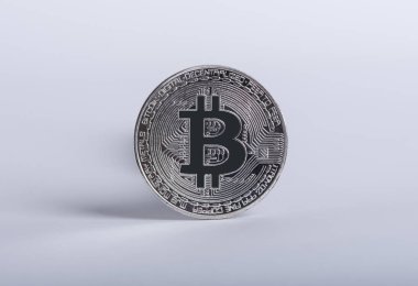 Cryptocurrency fiziksel bitcoin paralar renkli. Pembe bitcoin, mavi bitcoin ve sarı bitcoin