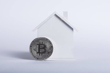 Cryptocurrency fiziksel bitcoin paralar renkli. Pembe bitcoin, mavi bitcoin ve sarı bitcoin