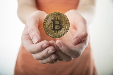 Cryptocurrency fiziksel bitcoin paralar renkli. Pembe bitcoin, mavi bitcoin ve sarı bitcoin
