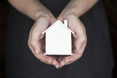 evde el beyaz zemin üzerine