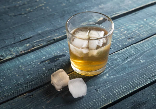 Whiskey med is. Ovanifrån med kopia utrymme — Stockfoto