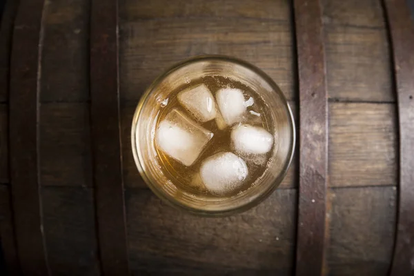 氷でウイスキー。コピー スペース平面図 — ストック写真