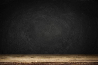 Tahta meşe varili beyaz arkaplanda izole edilmiş.