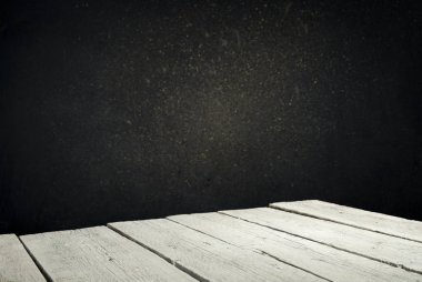 Tahta meşe varili beyaz arkaplanda izole edilmiş.