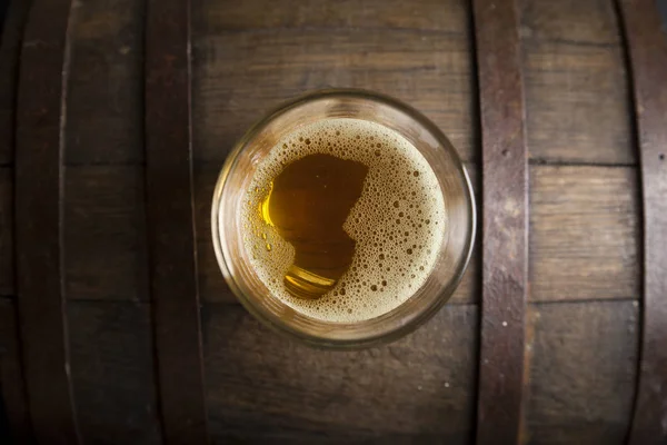 Szemüveges Beer a sötét tábla — Stock Fotó