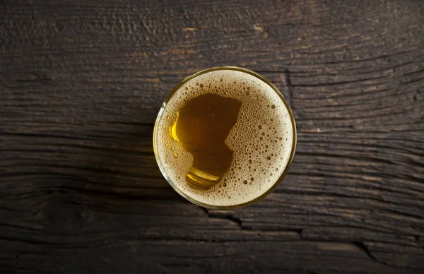 Copos de cerveja na mesa escura — Fotografia de Stock