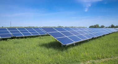 Güneş paneli, fotovoltaik, alternatif elektrik kaynağı - seçici odak, kopyalama alanı.