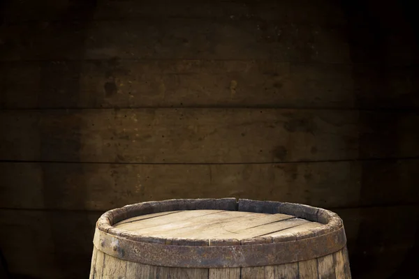 Vecchia botte di legno su sfondo marrone — Foto Stock