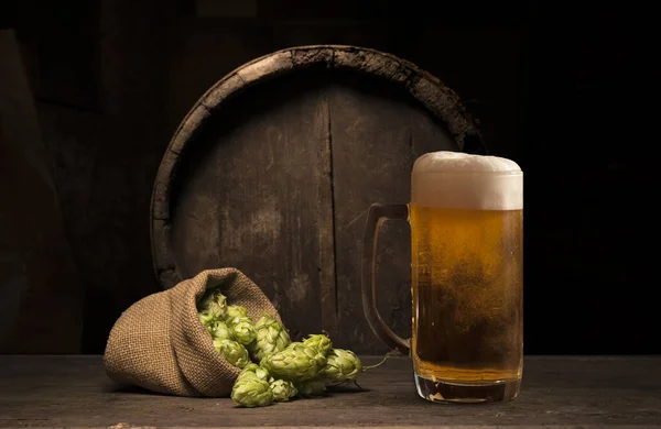 Oktoberfest-Bierfass und Biergläser mit Weizen und Hopfen auf Holztisch — Stockfoto