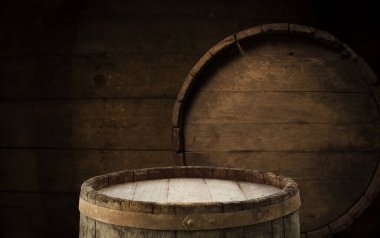 Kahverengi arka planda eski ahşap fıçı