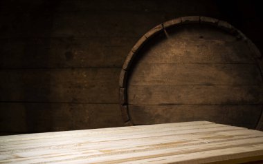 Kahverengi arka planda eski ahşap fıçı