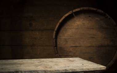 Kahverengi arka planda eski ahşap fıçı