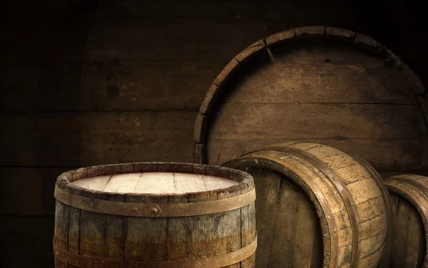 茶色の背景に古い木製の樽 — ストック写真