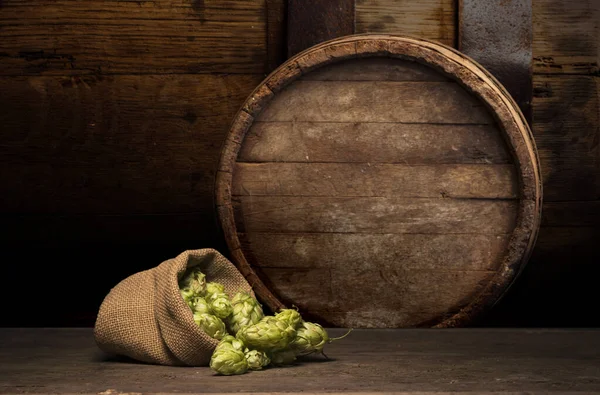 Oktoberfest öl fat och öl glasögon med vete och humle på träbord — Stockfoto