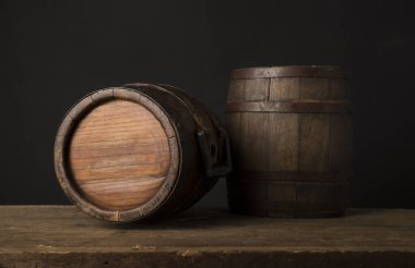 Kahverengi arka planda eski ahşap fıçı
