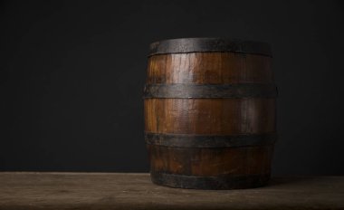 Kahverengi arka planda eski ahşap fıçı