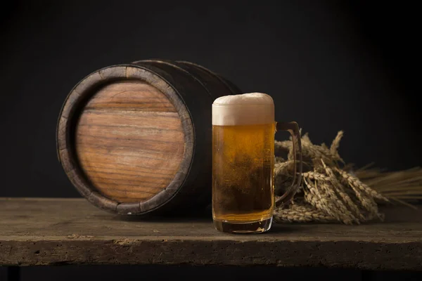 Oktoberfest cerveza barril y vasos de cerveza con trigo y lúpulo en mesa de madera — Foto de Stock