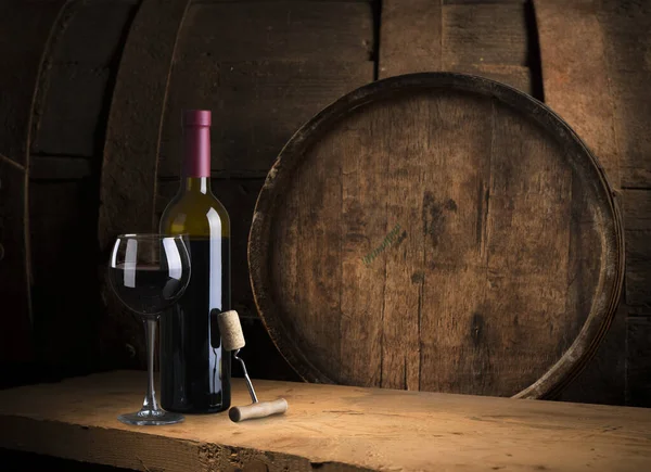 Nalévání červeného vína do skla na dřevěném pozadí — Stock fotografie