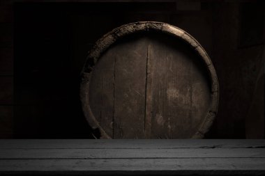 Kahverengi arka planda eski ahşap fıçı