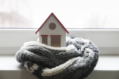 Kış - Isıtma sistemi kavramı ve bir ev örgü şapkası modeli ile soğuk karlı havalarda evde