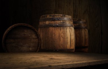 Kahverengi arka planda eski ahşap fıçı