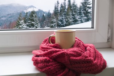 Eşarpta yeşil daire, akçaağaç yapraklı pencere sonbahar mevsiminde sıcak içeceğe ihtiyaç duyduğunda yağmur sonrası damlayan pencere.