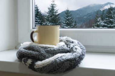 Eşarpta yeşil daire, akçaağaç yapraklı pencere sonbahar mevsiminde sıcak içeceğe ihtiyaç duyduğunda yağmur sonrası damlayan pencere.