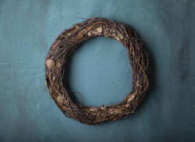 Rustik çelenk, çam kozalakları ve yemyeşil dallarla basit ahşap arka planda bir dal ve dal yaptı. Metin için boşluğu olan Noel resmi