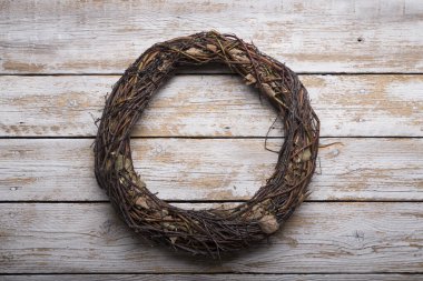 Rustik çelenk, çam kozalakları ve yemyeşil dallarla basit ahşap arka planda bir dal ve dal yaptı. Metin için boşluğu olan Noel resmi