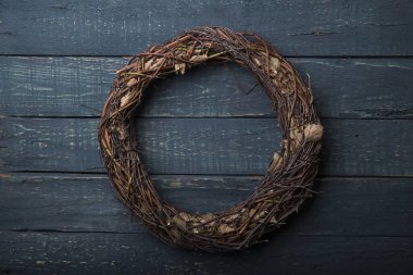 Rustik çelenk, çam kozalakları ve yemyeşil dallarla basit ahşap arka planda bir dal ve dal yaptı. Metin için boşluğu olan Noel resmi