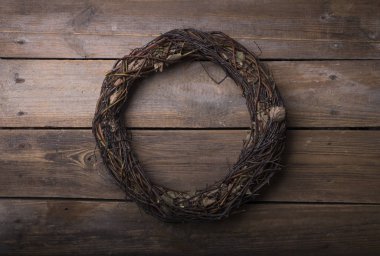 Rustik çelenk, çam kozalakları ve yemyeşil dallarla basit ahşap arka planda bir dal ve dal yaptı. Metin için boşluğu olan Noel resmi