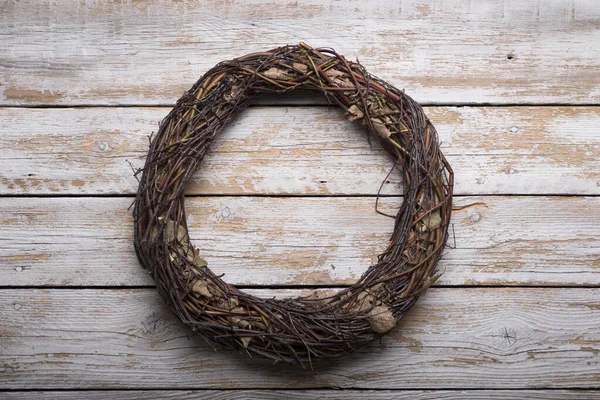 Rustik çelenk, çam kozalakları ve yemyeşil dallarla basit ahşap arka planda bir dal ve dal yaptı. Metin için boşluğu olan Noel resmi