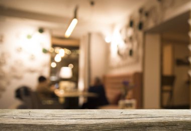 Bar, bar ve restoran yılbaşı partisinde masa üzerinde bulanık ışık ve kahverengi tonda ürün gösterimi için gecenin karanlığında kutlama