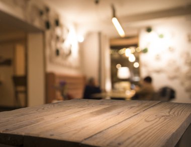 Bar, bar ve restoran yılbaşı partisinde masa üzerinde bulanık ışık ve kahverengi tonda ürün gösterimi için gecenin karanlığında kutlama