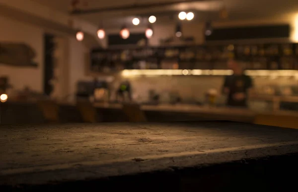Elmosódott bokeh reflekció fény az asztalon kocsmában vagy bárban klub és étterem karácsonyi party és ünnepelni sötét éjszaka a kijelző termék barna árnyalatú háttér — Stock Fotó