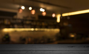 Barın üstü koyu kahverengi ve bardağın için boş alan