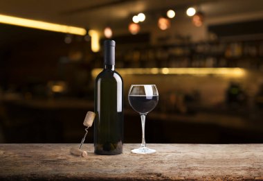 Barın üstü koyu kahverengi ve bardağın için boş alan