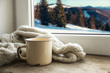 Kış arka plan - fincan şeker kamışı, yün, ipek eşarp ve eldiven pencere ve kış sahne açık havada. Natürmort rahat ev soğuk havalarda açık havada ile kış zaman harcama kavramı ile